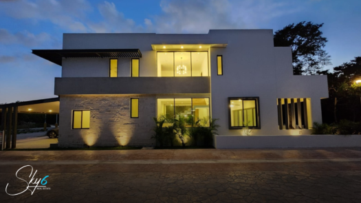 Residencia en Lagos del Sol: lujo y confort total
