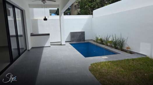 Residencia en Vía Cumbres con alberca