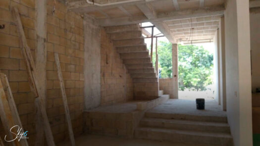 Residencia de lujo en Vía Cumbres en obra gris
