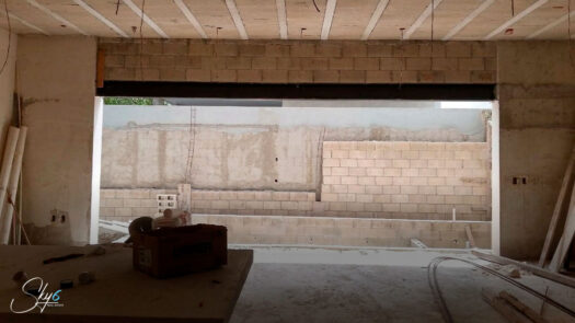 Residencia de lujo en Vía Cumbres en obra gris