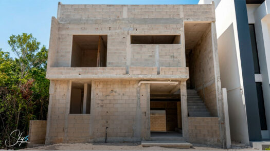 Residencia de lujo en Vía Cumbres en obra gris